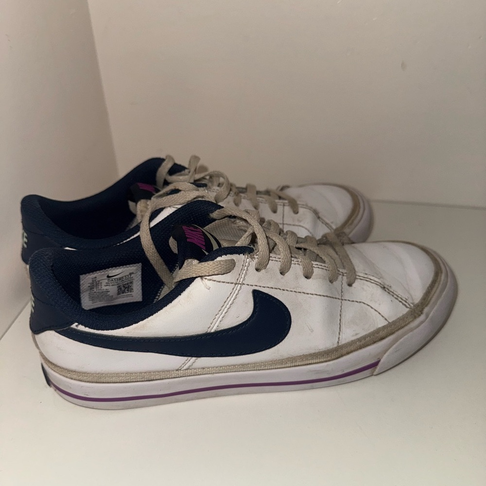 Nike White and Dark Blue Sneakers with Purple Trim